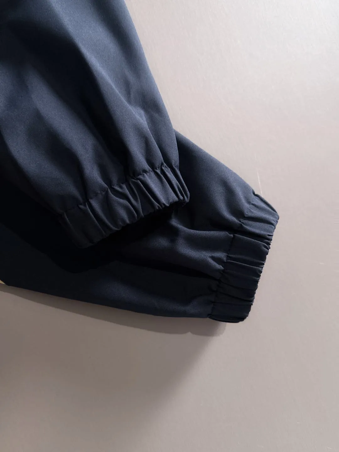 P460 Stone Island 2025 autumn latest zipper windbreaker jacket jacket. Complete with three standards, custom-dyed nylon fabric, overall casual and upscale. The fabric texture is relatively thin, very light, and comfortable on the upper body, suitable for early autumn and spring wear. Simple lines, customized hardware zippers, elegant and concise style, light and comfortable to wear, extremely urban luxury and low-key elegance, with a casual and lazy feeling, the upper body effect is very good, quite wide and stylish, natural drape, simple and elegant! Top luxury classic style items, gentle High-end, quiet but full of power, it perfectly conveys the brand's sense of trend and recognition. The upper body is super cool and stylish, and extremely luxurious, showing your rank, strength and taste from all aspects! The overall grade is even more obvious, the upper body is comfortable and unrestrained, and has a casual and loose effect. Size:S-2XL
